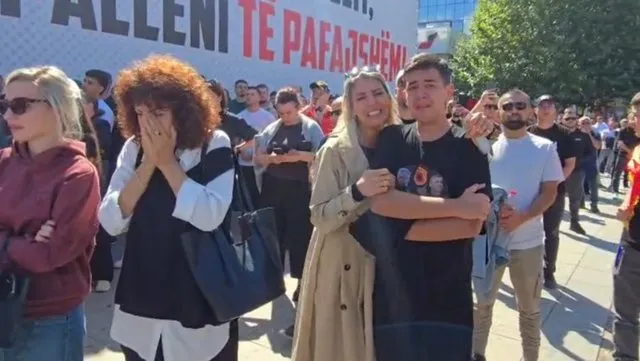FOTOLAJM / Ish-krerët e UÇK-së u dënuan, qytetarët shpërthejnë në lot në Prishtinë