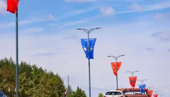 FOTOLAJM/ Kosova pret vendimin e Hagës, Prishtina mbushet me flamuj e portrete të ish-krerëve të UÇK-së