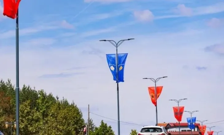 FOTOLAJM/ Kosova pret vendimin e Hagës, Prishtina mbushet me flamuj e portrete të ish-krerëve të UÇK-së