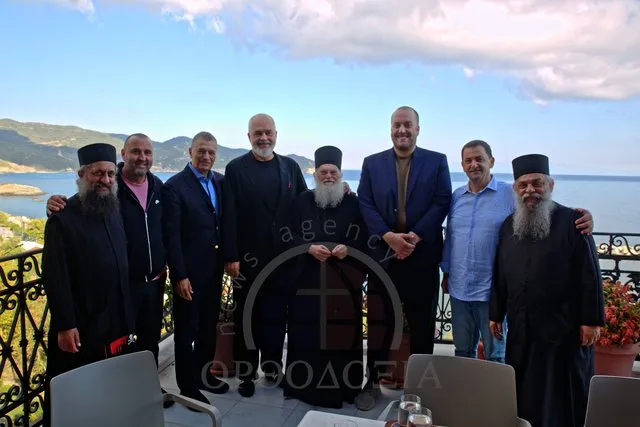 FOTOLAJM / Rama viziton Malin e Shenjtë në Greqi, bashkë me të birin Gregun dhe Vangjel Tavon