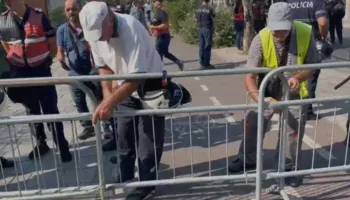 Frikë për tensione para Kuvendit/ Policia merr masa, blindon me gardh metalik zonën