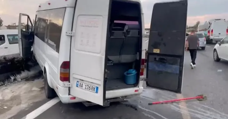 Furgoni del nga rruga në Kashar, disa pasagjerë të dëmtuar