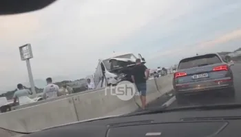 Furgoni me pasagjerë humb kontrollin dhe përplaset me karrexhatat në Tiranë-Durrës, disa persona të plagosur lehtë!