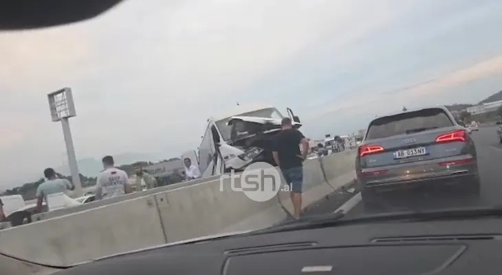 Furgoni me pasagjerë humb kontrollin dhe përplaset me karrexhatat në Tiranë-Durrës, disa persona të plagosur lehtë!