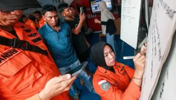 Gjashtë të vdekur, 130 të zhdukur pas përmbytjes së tragetit indonezian në Detin Java