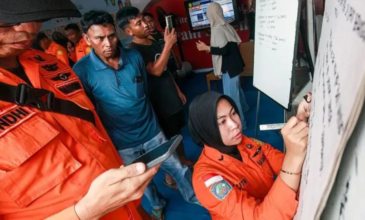 Gjashtë të vdekur, 130 të zhdukur pas përmbytjes së tragetit indonezian në Detin Java