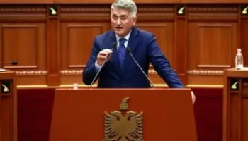 Gjekmarkaj i bën ‘skanerin’ me satirë seancës parlamentare: Aq shumë i kishte munguar ajo lanete, Babo e priti Mamicën me lule e çokollata!