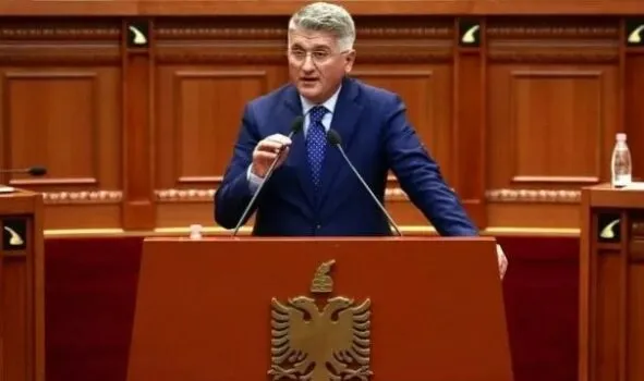 Gjekmarkaj i bën ‘skanerin’ me satirë seancës parlamentare: Aq shumë i kishte munguar ajo lanete, Babo e priti Mamicën me lule e çokollata!