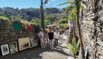 Gjirokastër, ekspozitë me 101 piktura dhe skulptura të 46 artistëve