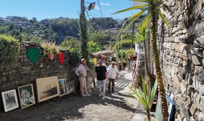 Gjirokastër, ekspozitë me 101 piktura dhe skulptura të 46 artistëve