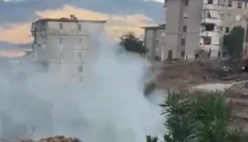 Gjirokastër, zjarri në lagjen “Zinxhira” rrezikoi banesat, ndërhyrja shmangu pasojat! (VIDEO)