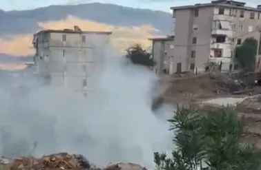 Gjirokastër, zjarri në lagjen “Zinxhira” rrezikoi banesat, ndërhyrja shmangu pasojat! (VIDEO)