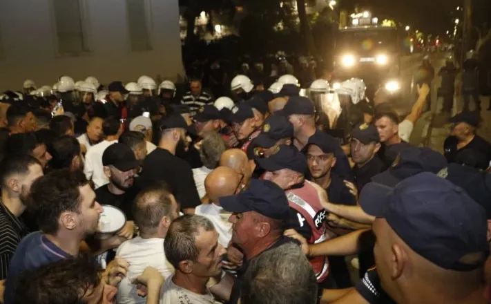 Gjykata pranon kërkesën e Prokurorisë, liron 14 protestuesit që u përplasën me Policinë: Arrestimi i paligjshëm!