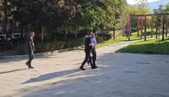 Gjyqi për vrasjen e Egli Progës, dy autorët mbërrijnë në gjykatën e Korçës të shoqëruar nga forcat e policisë