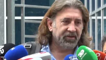 “Gjyqtarët i lejojnë, kurse ne jo”- Refuzoi të dorëzonte telefonin para se të hynte në sallën e GJKKO, avokati gjobitet me 50 mijë lekë! (REAGIMI)