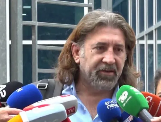 “Gjyqtarët i lejojnë, kurse ne jo”- Refuzoi të dorëzonte telefonin para se të hynte në sallën e GJKKO, avokati gjobitet me 50 mijë lekë! (REAGIMI)