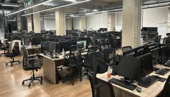 Goditet call center-i mashtrues në Tiranë, 4 në pranga/ Mashtronin qytetarë të BE-së përmes platformave online