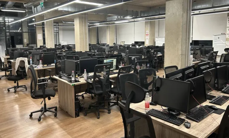 Goditet call center-i mashtrues në Tiranë, 4 në pranga/ Mashtronin qytetarë të BE-së përmes platformave online