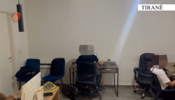 Goditet call center-i mashtrues në Tiranë, 4 në pranga! Pronari shpallet në kërkim