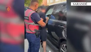 Goditi me grushte punonjësin e policisë, arrestohet 27-vjeçari në Sarandë
