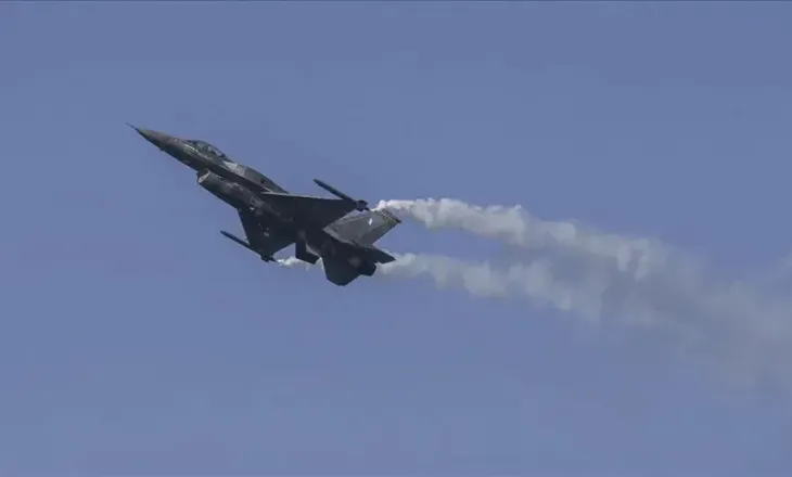 Greqi, rrëzohet një avion ushtarak gjatë një shfaqjeje ajrore