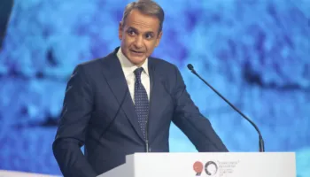 Greqia paketë të re masash: 400 euro për pensionistët, 500 euro bonus për administratën dhe pagë minimale 1,000 euro