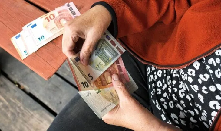 Greqia rrit mbështetjen për pensionistët dhe pagat: 400 euro bonus çdo vit, paga minimale 1000 euro