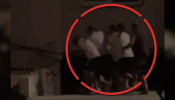 Grushte e të bërtitura, del VIDEO e dhunimit të kamarierit në Golem! Djemtë e pronarit e rrahën se kërkoi pagën