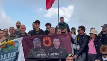 Haradinaj ngjitet në majën e Rupës, publikon pamje me flamurin e UÇK-së