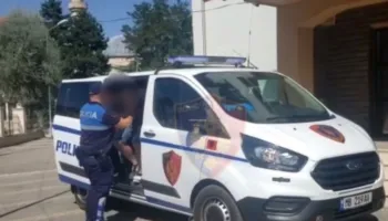 Hedhin qesen me drogë nga makina, por s’i shpëtojnë dot ndjekjes policore! Në pranga 2 shokët, ja çfarë iu gjet gjatë kontrollit