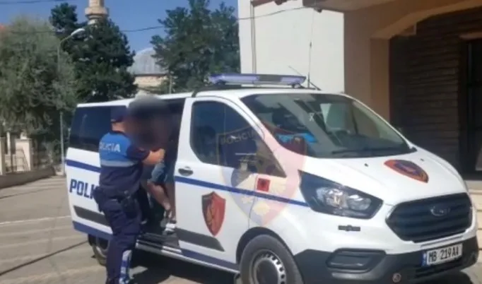 Hedhin qesen me drogë nga makina, por s’i shpëtojnë dot ndjekjes policore! Në pranga 2 shokët, ja çfarë iu gjet gjatë kontrollit