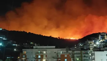 Himara në betejë me flakët, një banesë shkrumbohet, rrezikohen të tjerat