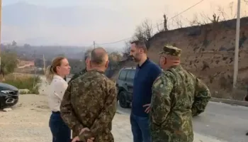 Himara në luftë me zjarret, prefektja Alushi dhe ministri Lamallari në terren: Janë djegur 6 banesa dhe pemëtari! Vlerësim dëmeve pas shuarjes së flakëve