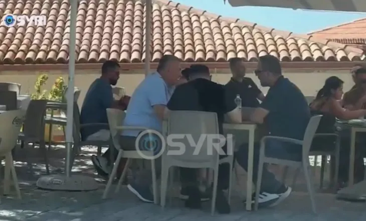 Himara u dogj nga flakët, Lamallari dhe Haki Çako kafe në lokalin e ‘Ramës’ në Vuno