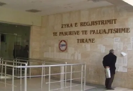 Hipoteka/Projektligji parashikon vendosjen e gjobave nga 5 mijë deri në 500 mijë lekë për punonjësit që vonojnë dosjet