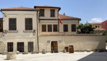 “Historia e Vlorës nuk mbrohet me lajme të sajuara”- Gonxhja: Godina historike ku u themelua Klubi Patriotik “Labëria”, s’do të kthehet në muze hebraik (VIDEO)