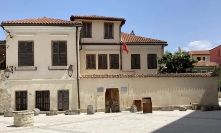 “Historia e Vlorës nuk mbrohet me lajme të sajuara”- Gonxhja: Godina historike ku u themelua Klubi Patriotik “Labëria”, s’do të kthehet në muze hebraik (VIDEO)