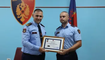 Hita promovon efektivin e policisë që shpëtoi 24-vjeçaren e marrë peng në Roskovec, Mariglen Koroveshaj merr gradën Kryekomisar