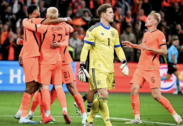 Holanda i “vjedh” fitoren Gjermanisë në fund, Xavi dhe Klopp bëjnë paqe në debutim