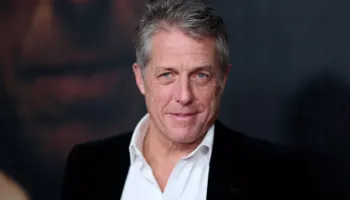 Hugh Grant, aktori britanik që u bë ikonë e komedive romantike