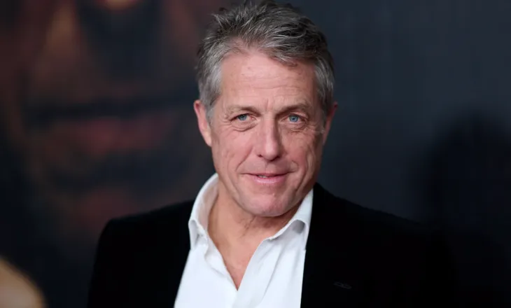 Hugh Grant, aktori britanik që u bë ikonë e komedive romantike