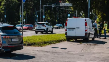 Humb jetën në vendngjarje, makina përplas këmbësoren në Elbasan-Peqin