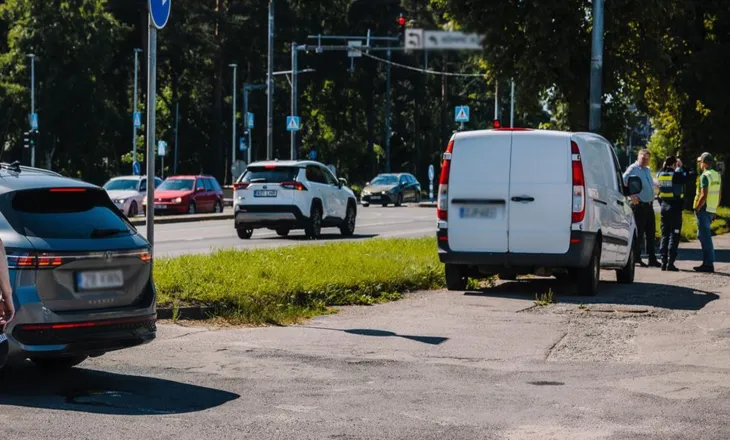 Humb jetën në vendngjarje, makina përplas këmbësoren në Elbasan-Peqin