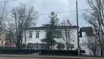 Hungaria dëbon 10 diplomatë rusë, Moska paralajmëron përgjigje të ashpër