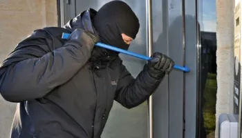 Hyri në banesën e tij për ta grabitur, italiani qëllon për vdekje 25 vjeçarin shqiptar