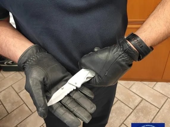I armatosur me thikë dhe dy çekiçë, i riu shqiptar terrorizon kalimtarët në Romano di Lombardia