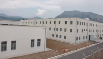 I dënuar për vrasjen e bashkëshortes, 49-vjeçari gjendet i pajetë në burg, dyshohet se është vetëvrarë