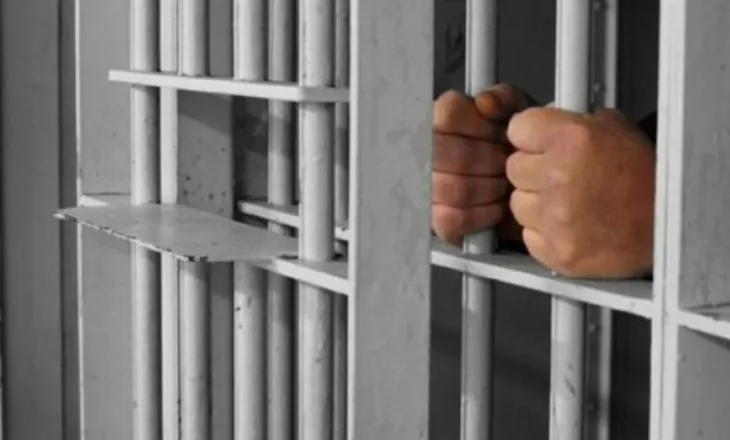 I dënuar për vrasjen e bashkëshortes, 49-vjeçari gjendet i pajetë në burgun e Reçit