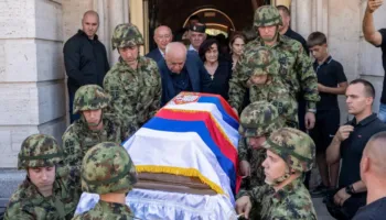 I dënuari për gjenocid, Ratko Mlladiç, varroset me nderime në Beograd