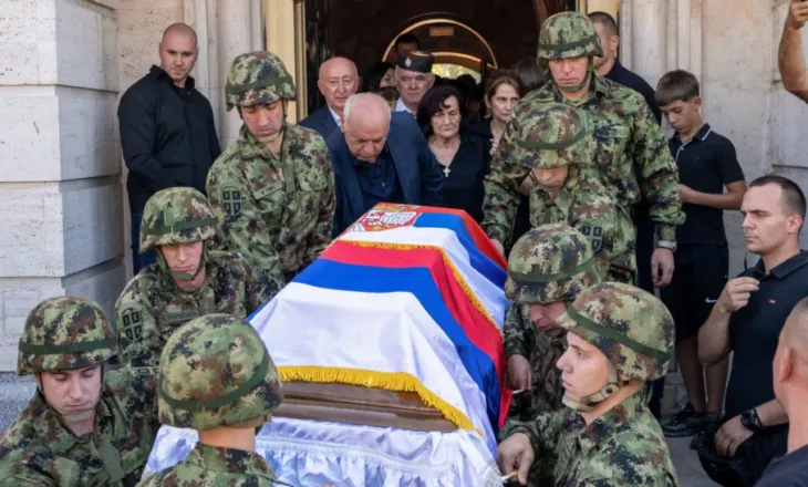 I dënuari për gjenocid, Ratko Mlladiç, varroset me nderime në Beograd